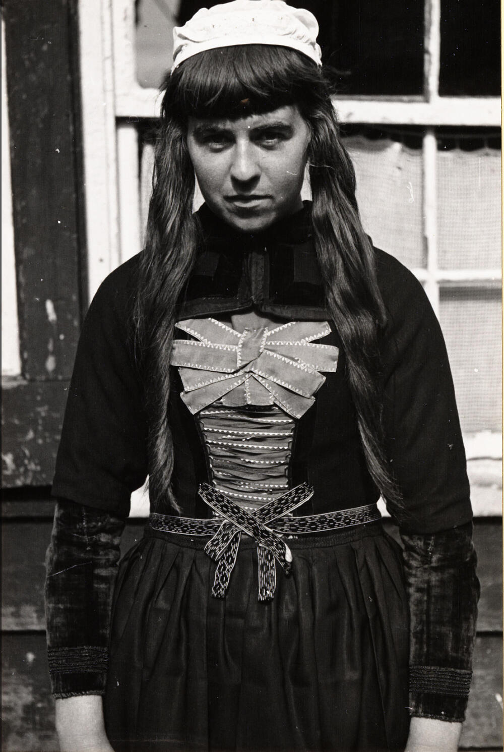 Maritje Pereboom, verkleed in bruidskleding, Marken, 1945