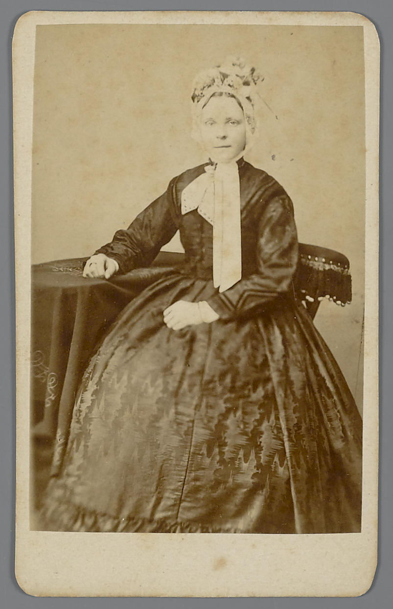 Vrouw in Rijnlandse streekdracht, 1871–1882