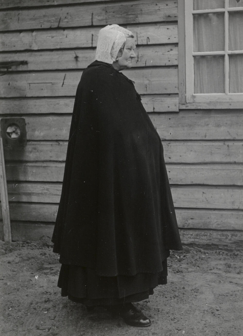 Mevrouw Van den Brink in streekdracht uit Eemnes, 1952