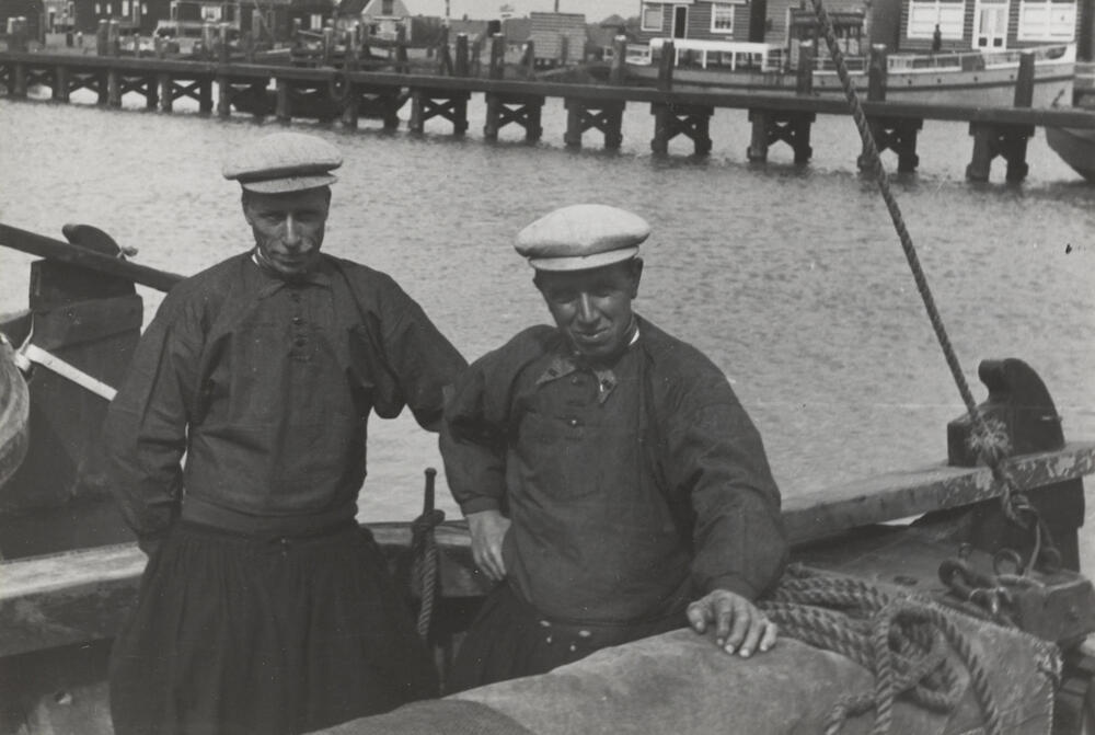 Pieter en Cornelis Uithuisje op botter MK 63, Marken, 1943