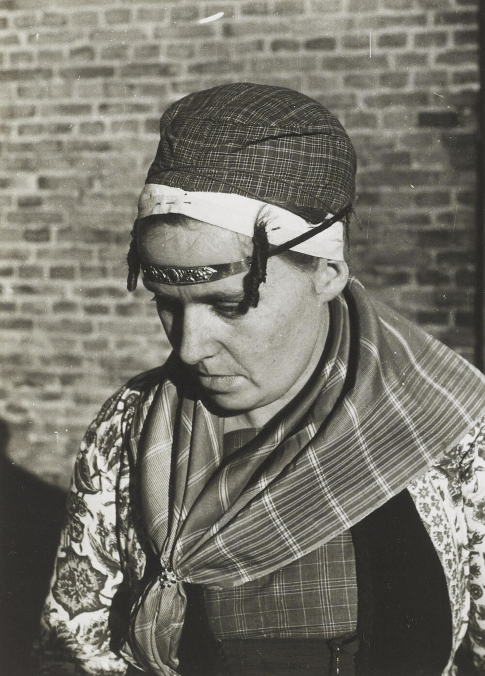 Jacomina van Elselo verkleed in Hindelooper dracht, 1943