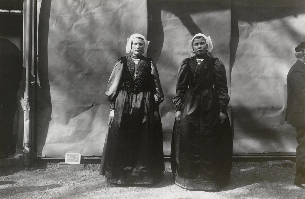 Twee vrouwen in streekdracht uit Soest, 1913