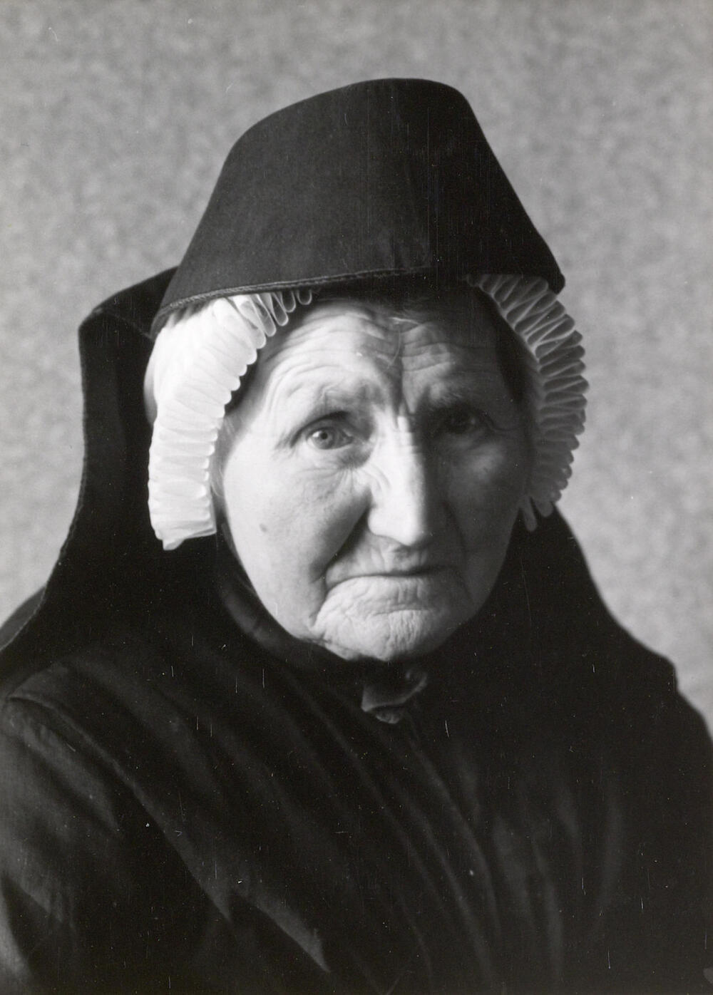 Vrouw uit Striep in Terschellinger dracht, 1950