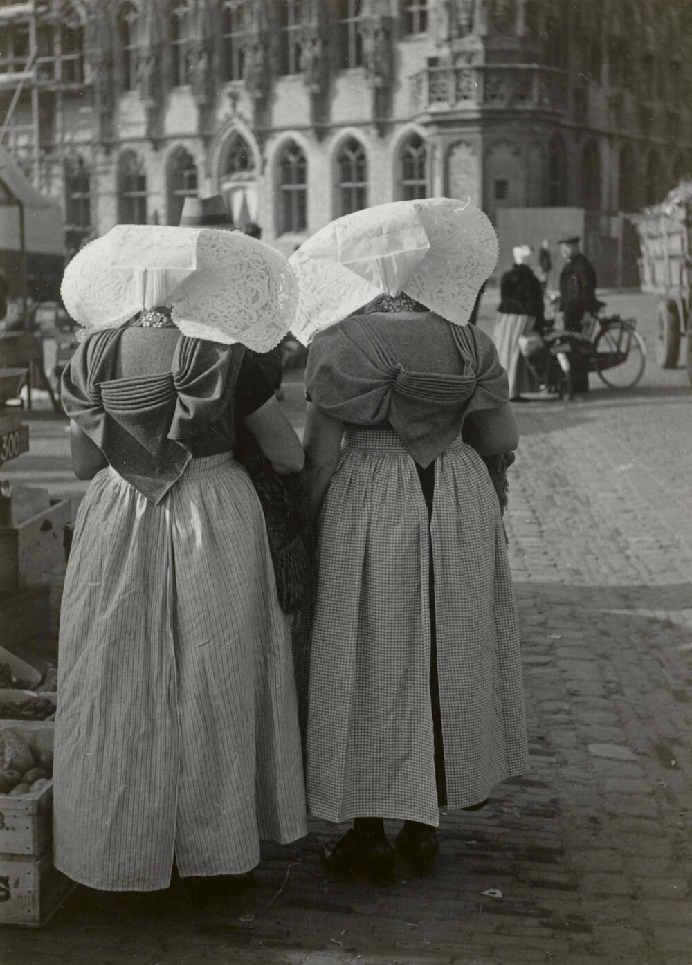 Vrouwen in protestantse Zuid-Bevelandse dracht, Middelburg, 1950
