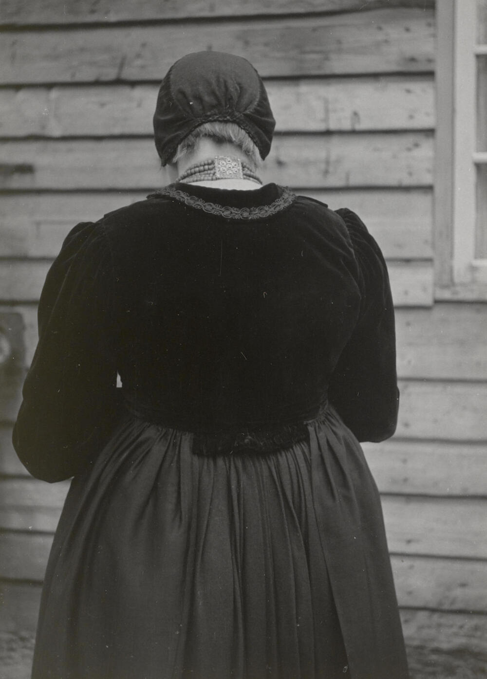 Mevrouw Van den Brink in streekdracht uit Eemnes, 1952