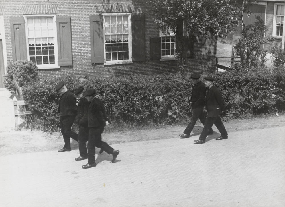 Mannen in kerkdracht, Staphorst, 1944