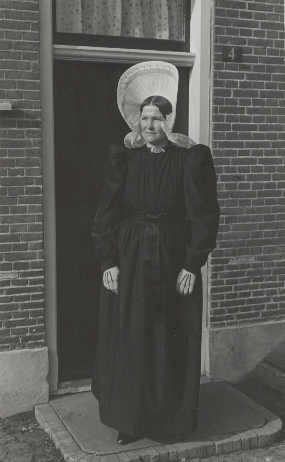 Vrouw in streekdracht, Huizen, 1945