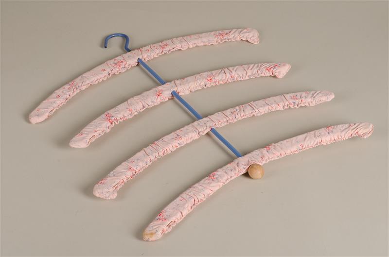 Drie dameskleerhangers