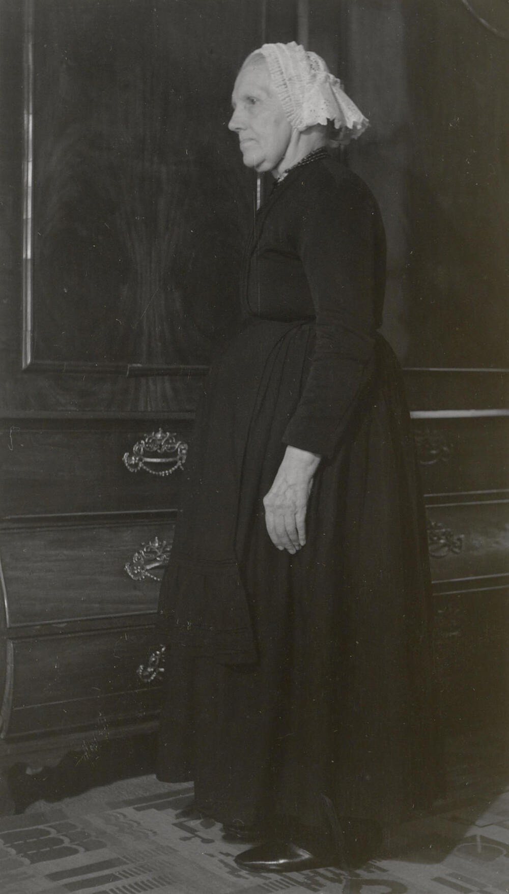 Mevrouw Keur uit Scherpenisse in Thoolse dracht, 1955
