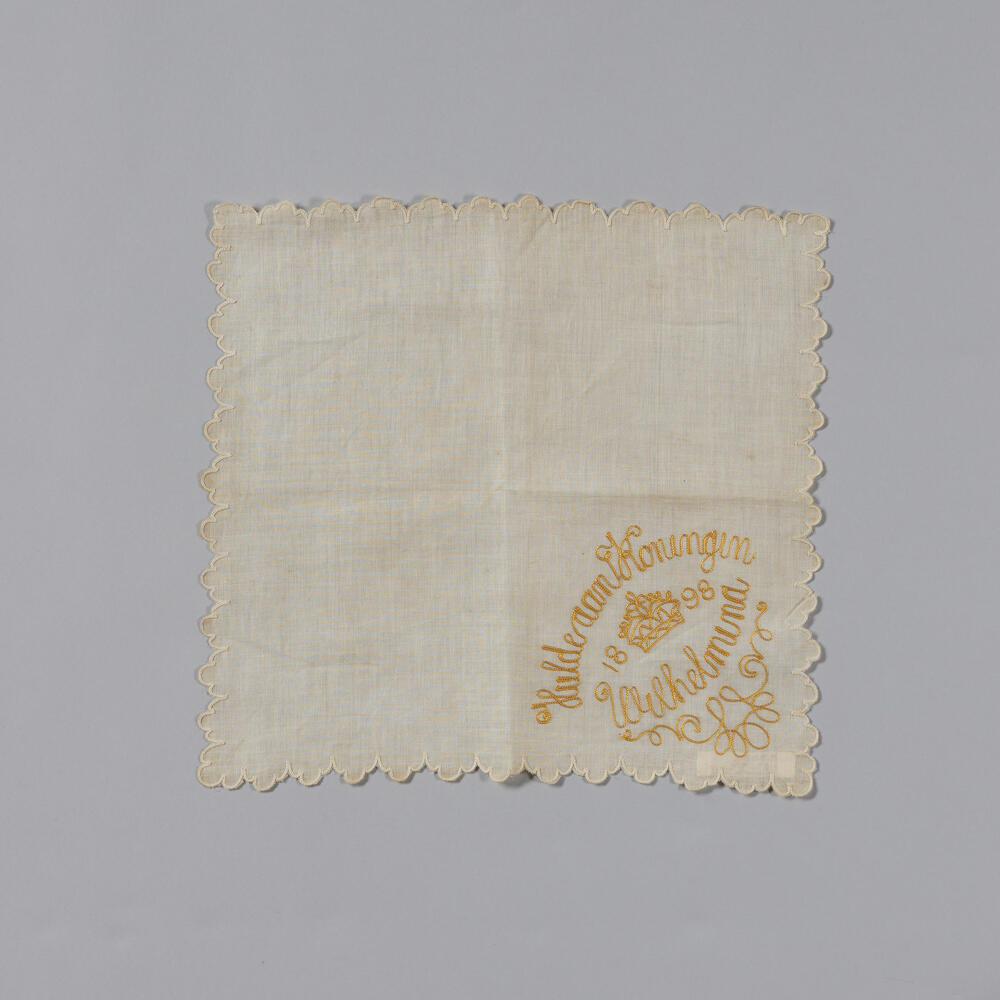 Zakdoekje met tekst: 'Hulde aan Koningin Wilhelmina', 1898