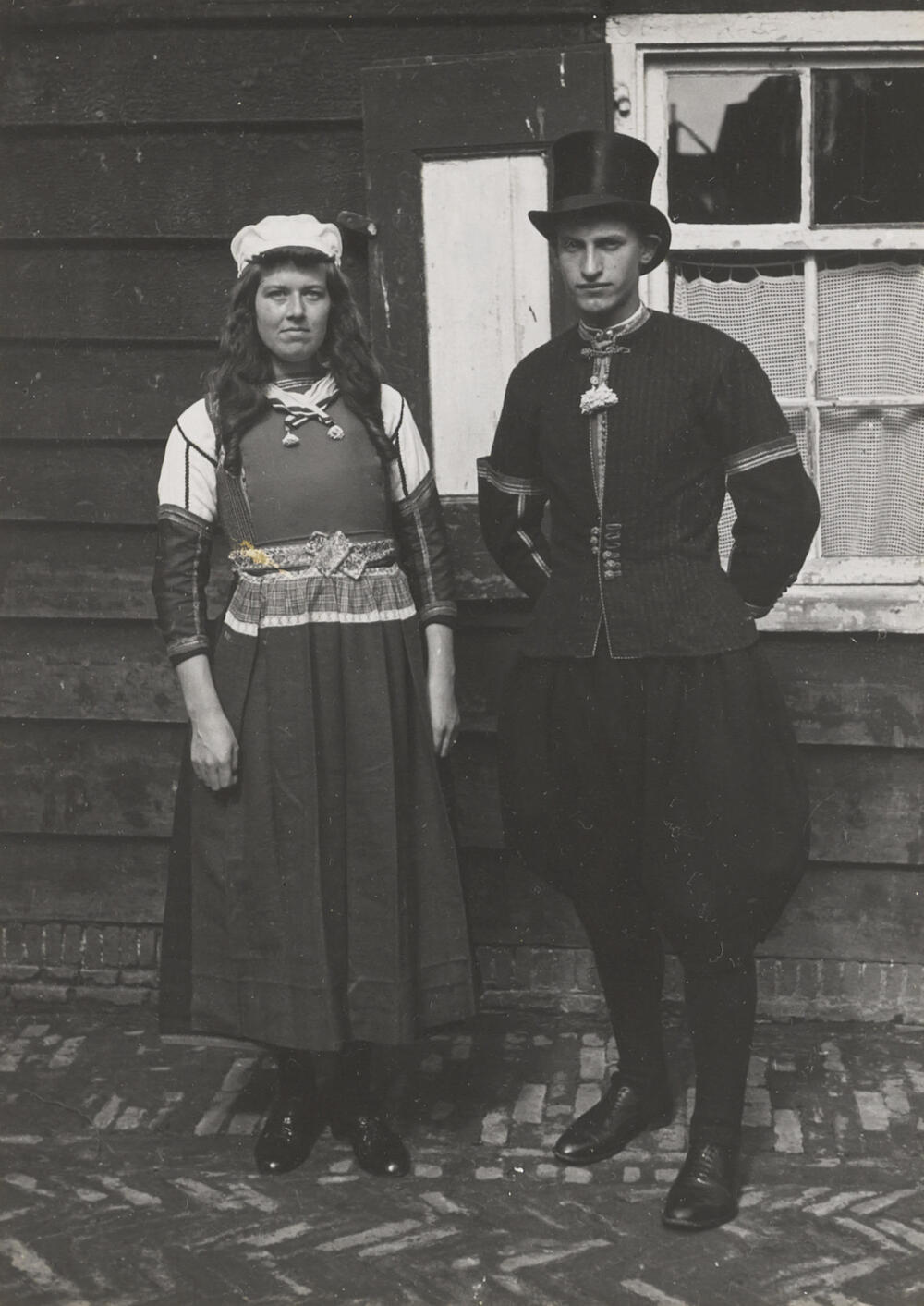 Aaltje Roos en Tijs van Altena, verkleed in gelegenheidsdracht, Marken, 1945