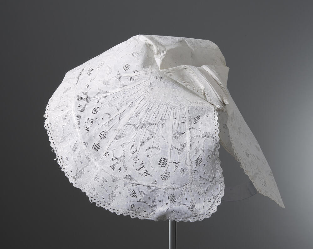 Zondagse trekmuts bij protestante dracht, Wemeldinge, 1900–1955
