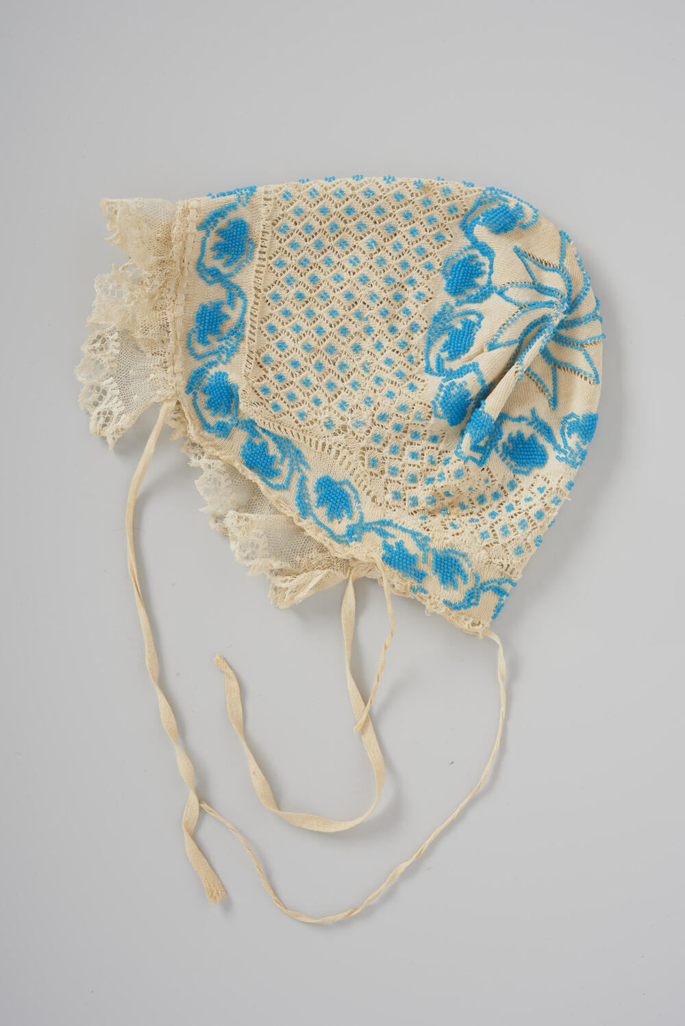 Mutsje met ingebreide kraaltjesmotieven, 1800–1900