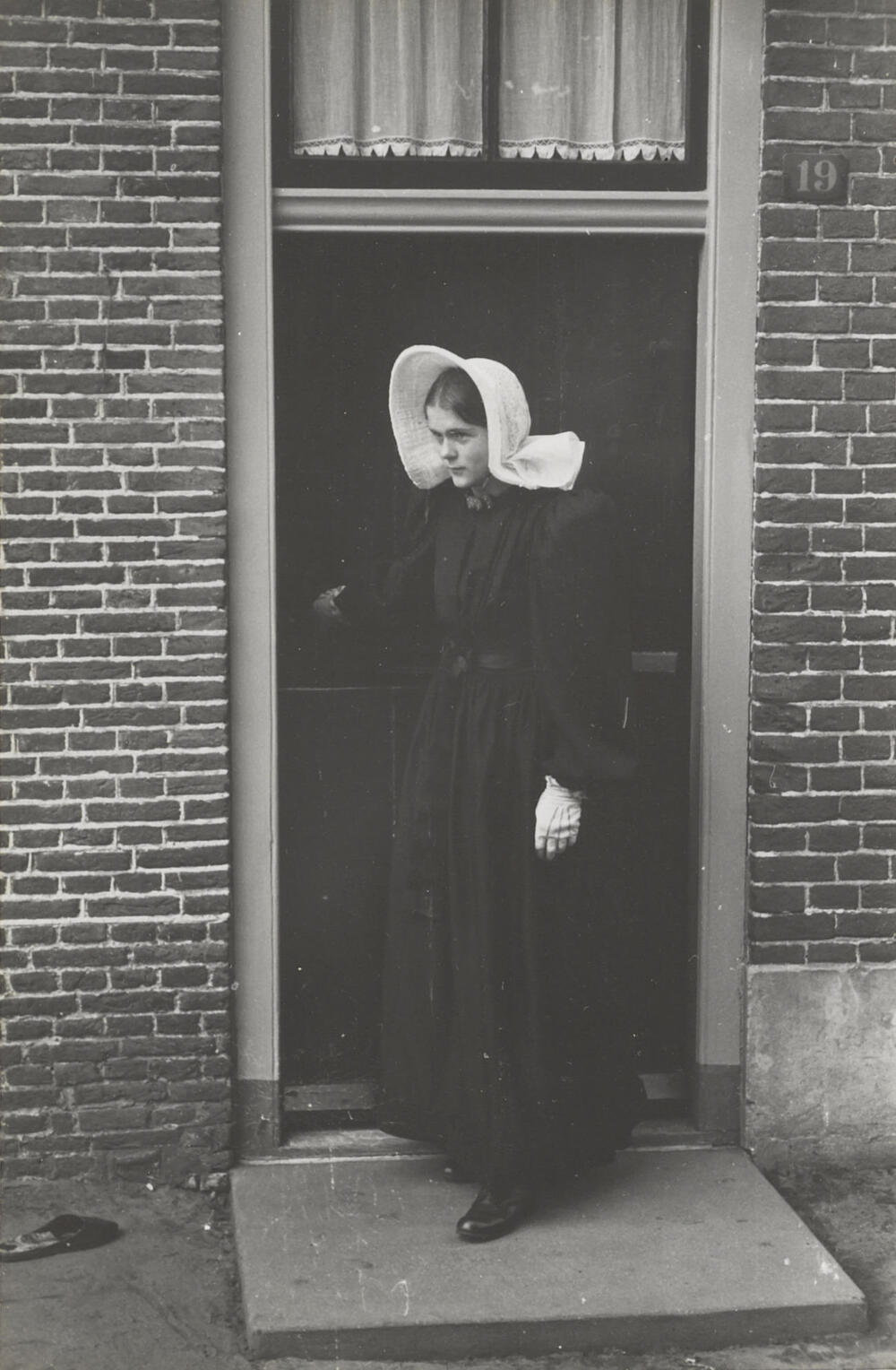 Meisje verkleed in streekdracht, Huizen, 1945