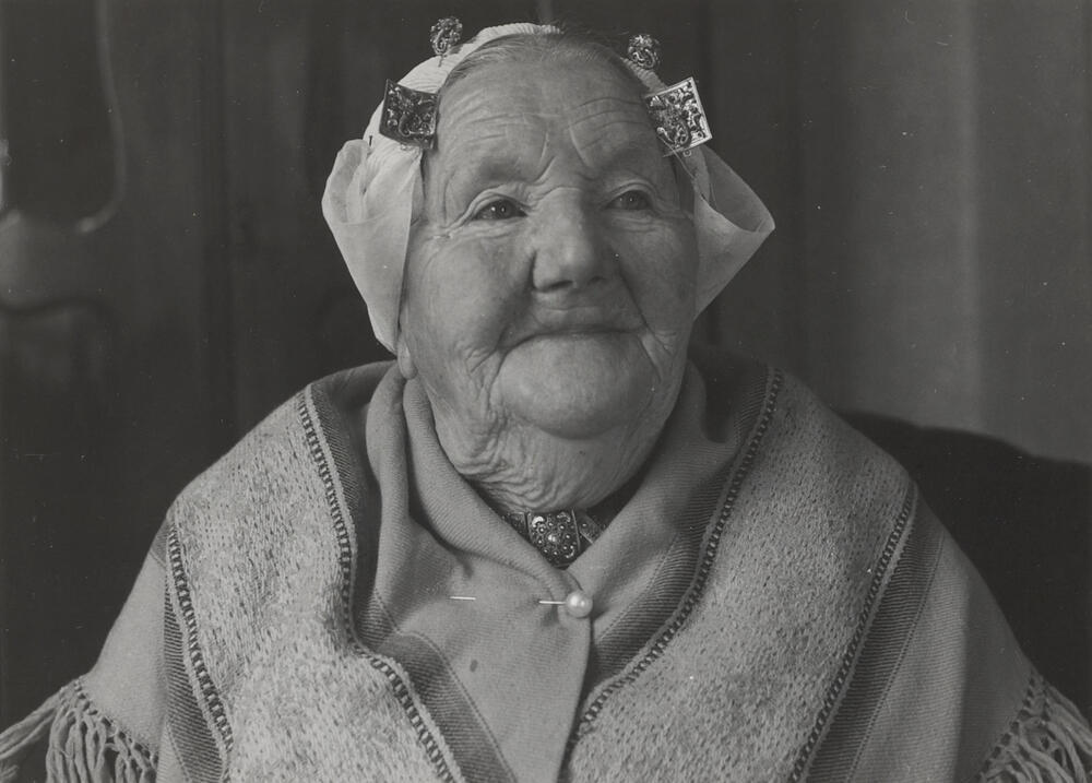Elizabeth Duindam-Spaanderman in zondagse dracht, Noordwijk aan Zee, 1955