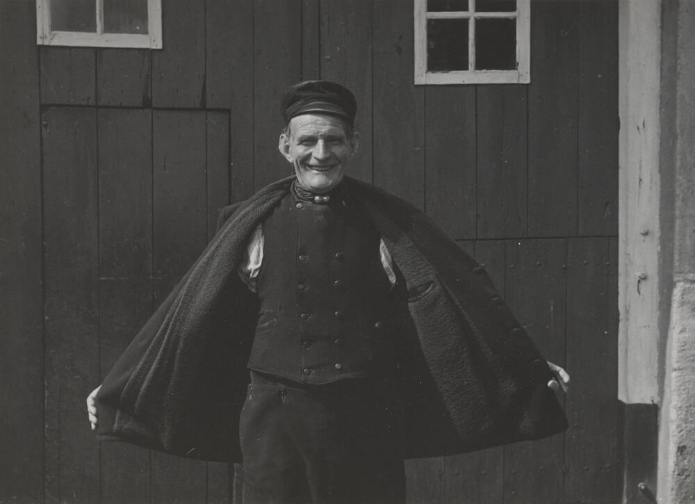 Geurt Vos in streekdracht uit Blaricum, 1952