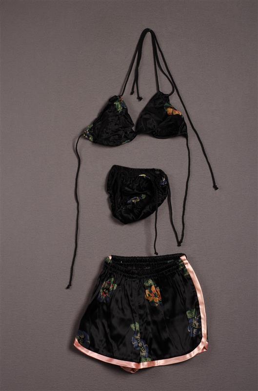 Damesensemble bestaande uit bikini en short