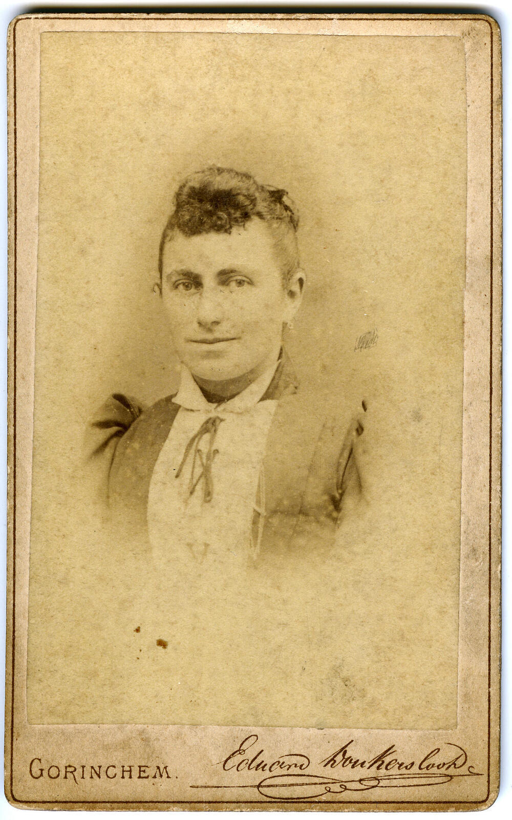 Vrouw uit Willemstad in modedracht, 1887–1894