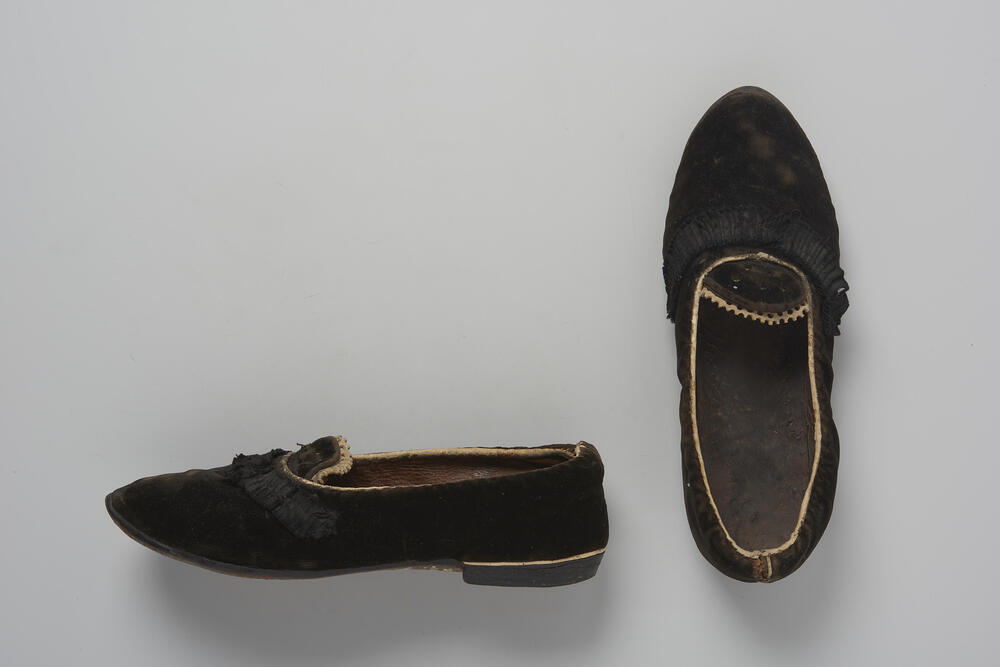 Paar vrouwenschoenen bij vissersdracht, Arnemuiden, voor 1958
