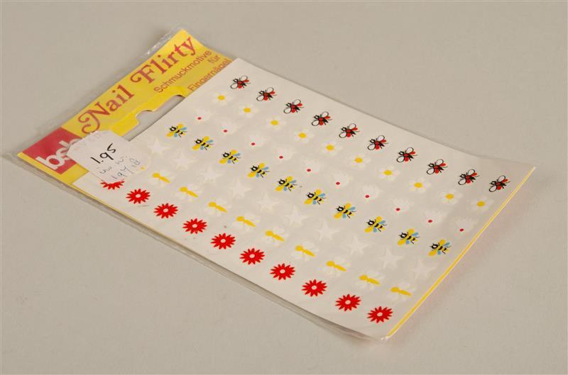 Velletje met nageldecoraties