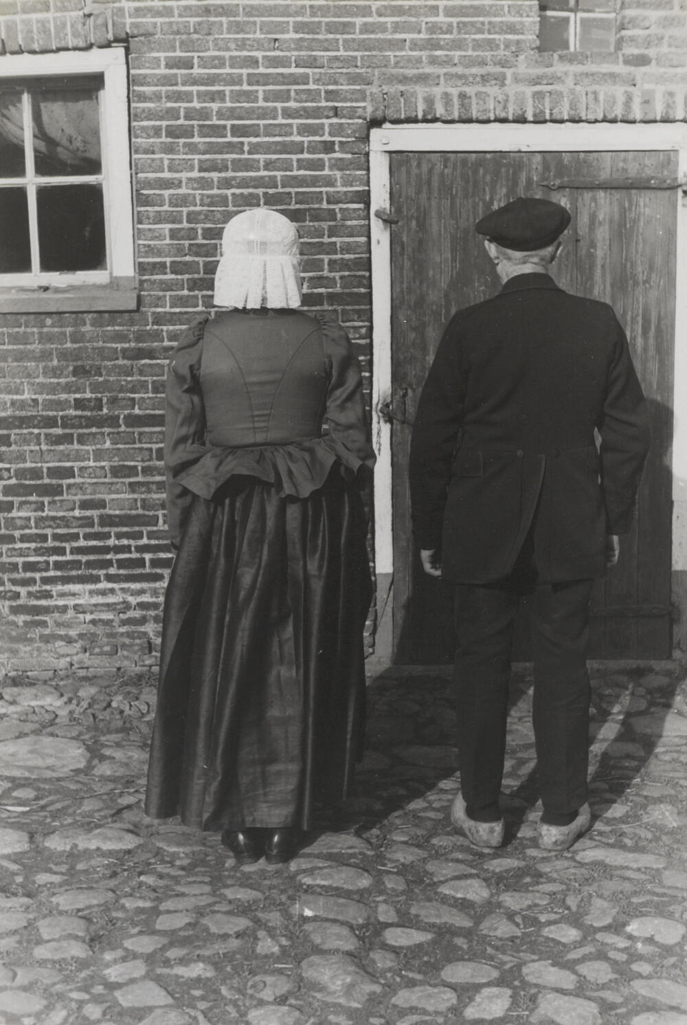 Echtpaar Wolbers uit Orvelte in zondagse dracht, 1944