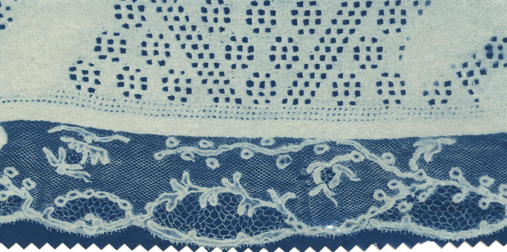 Detail van een doekje met sneewerk en Mechelse kant, Marken