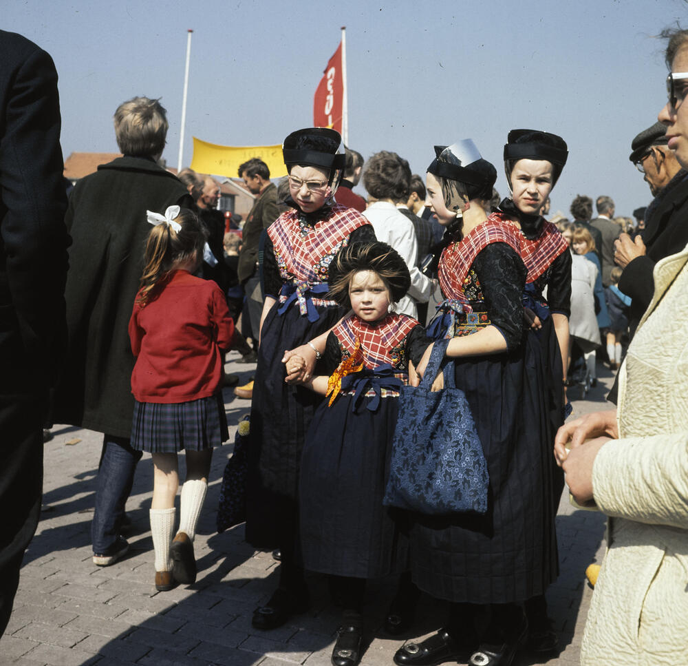 Meisjes op de jaarmarkt in Staphorst, 1968