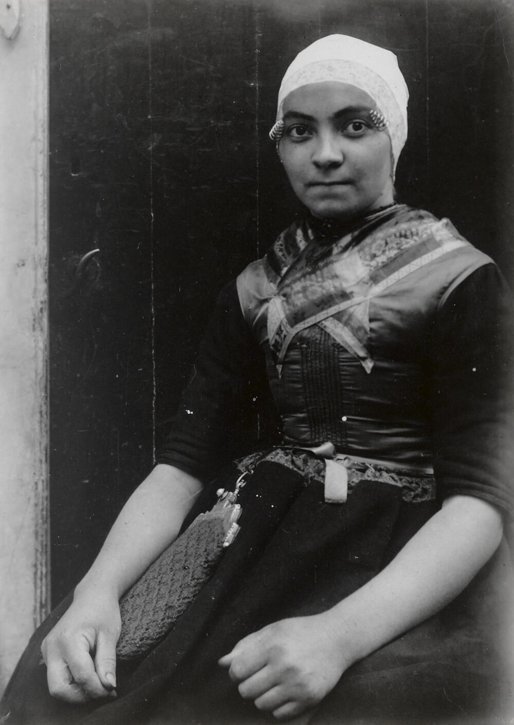 Jannetje Poolen in de dracht van Hierden, circa 1916