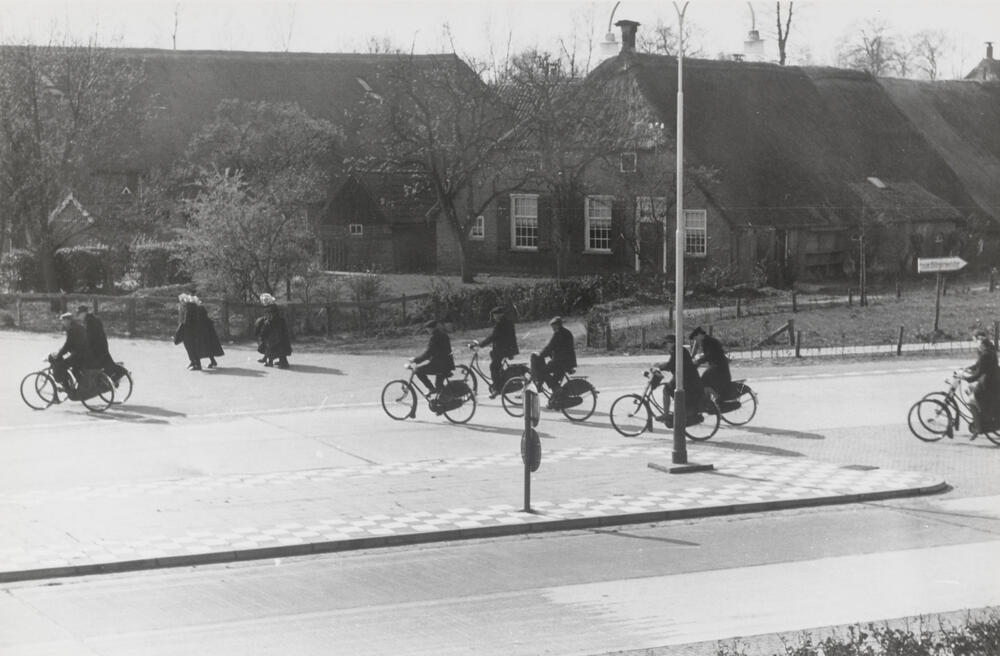 Kerkgangers ter hoogte van 'De Hoek', Staphorst, 1944