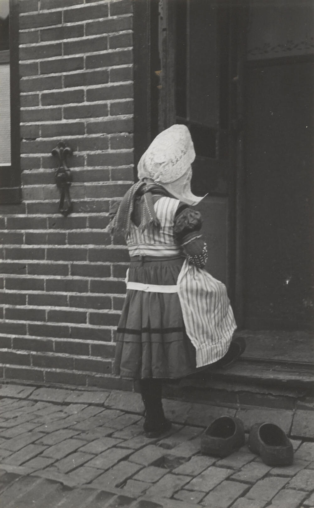 Meisje in Volendammer streekdracht, 1946