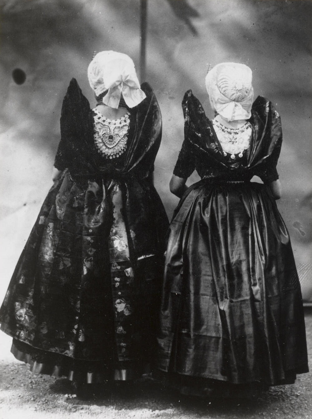 Twee meisjes in Axelse streekdracht, 1913