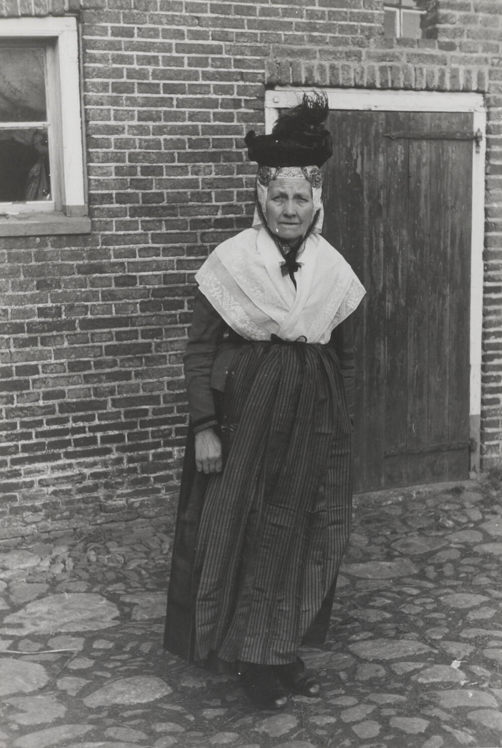 Mevrouw Wolbers uit Orvelte in Drentse dracht, 1944