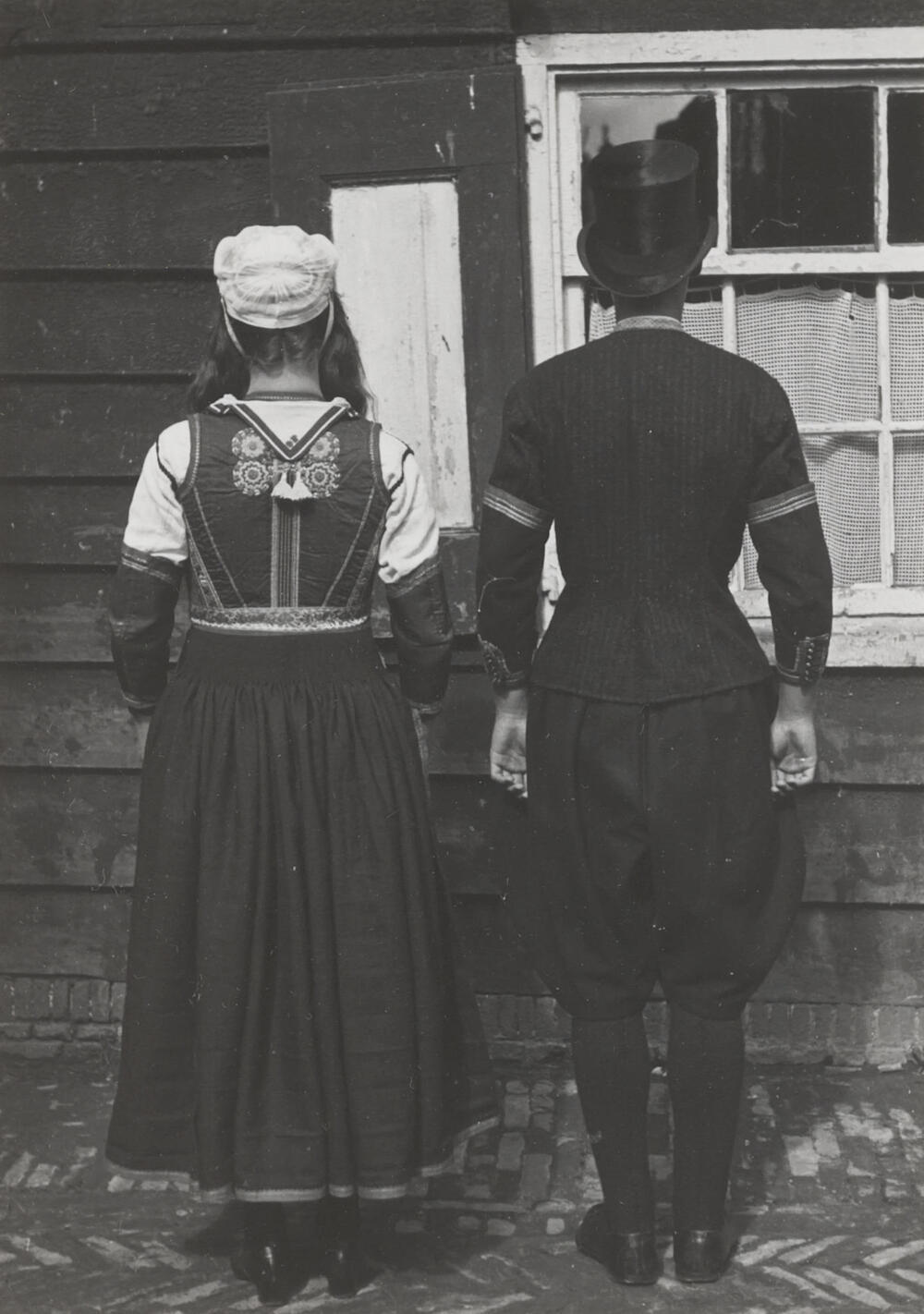 Aaltje Roos en Tijs van Altena, verkleed in gelegenheidsdracht, Marken, 1945