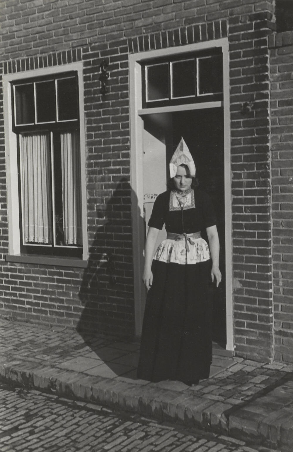 Vrouw in Volendammer streekdracht, 1946