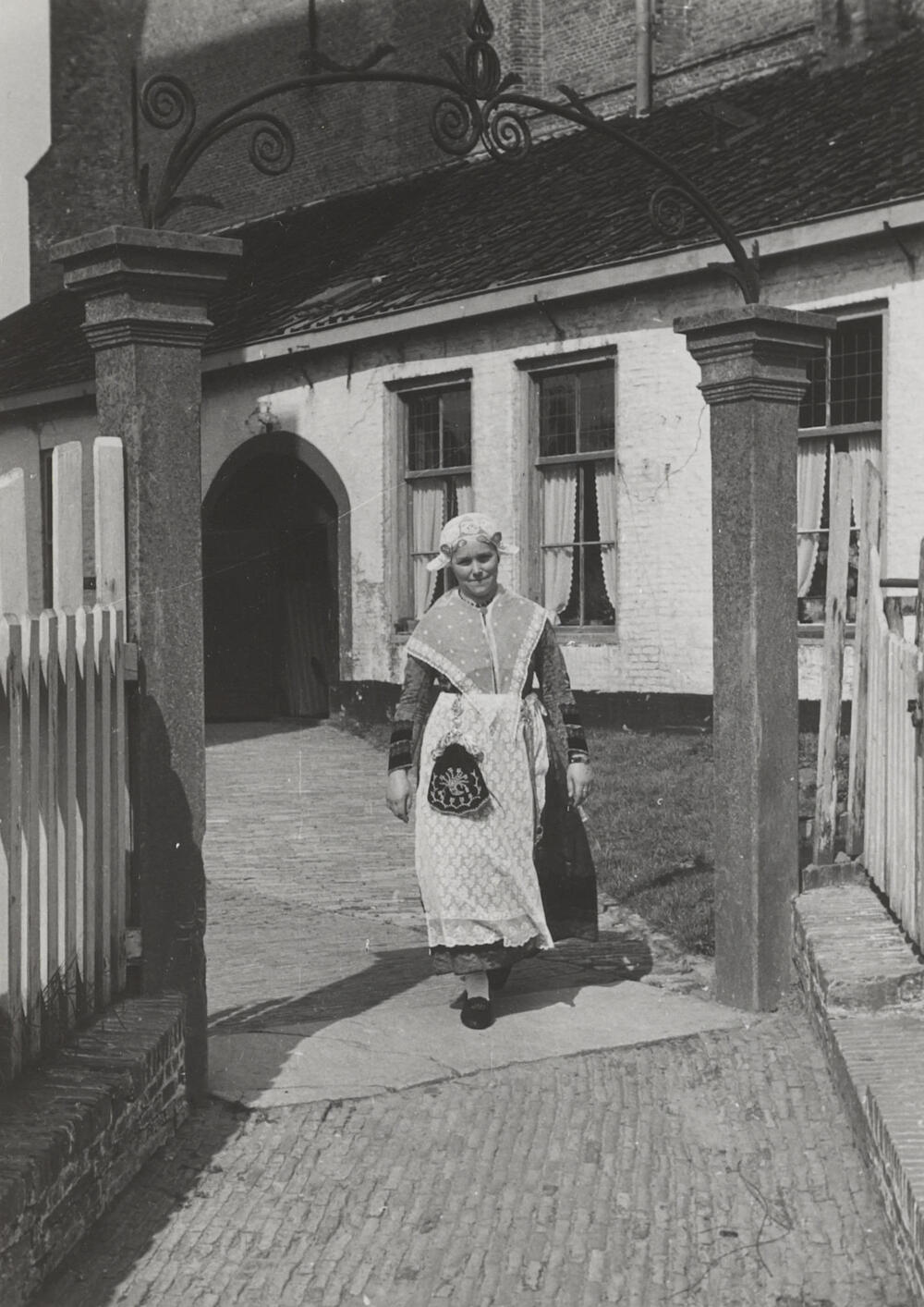 Vrouw uit Workum, verkleed in Friese dracht, 1944