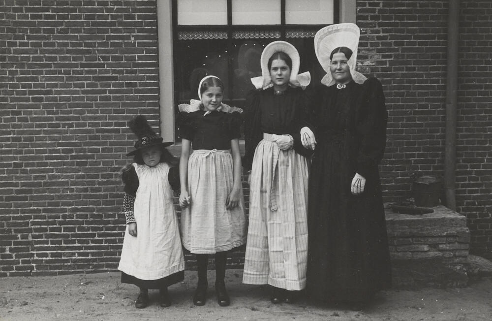 Drie meisjes en vrouw in streekdracht, Huizen, 1945