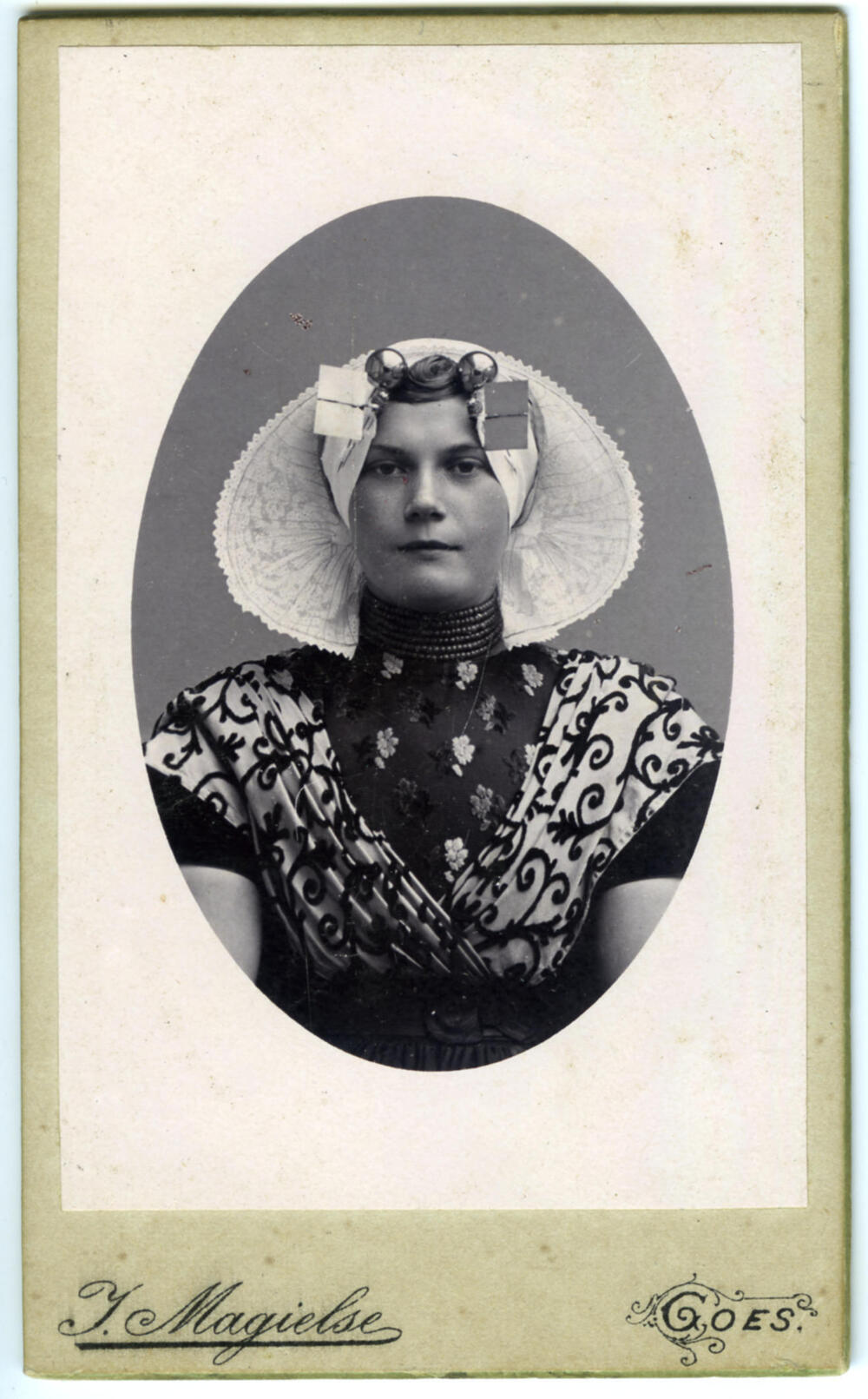 Vrouw in protestantse Zuid-Bevelandse dracht, 1900–1915