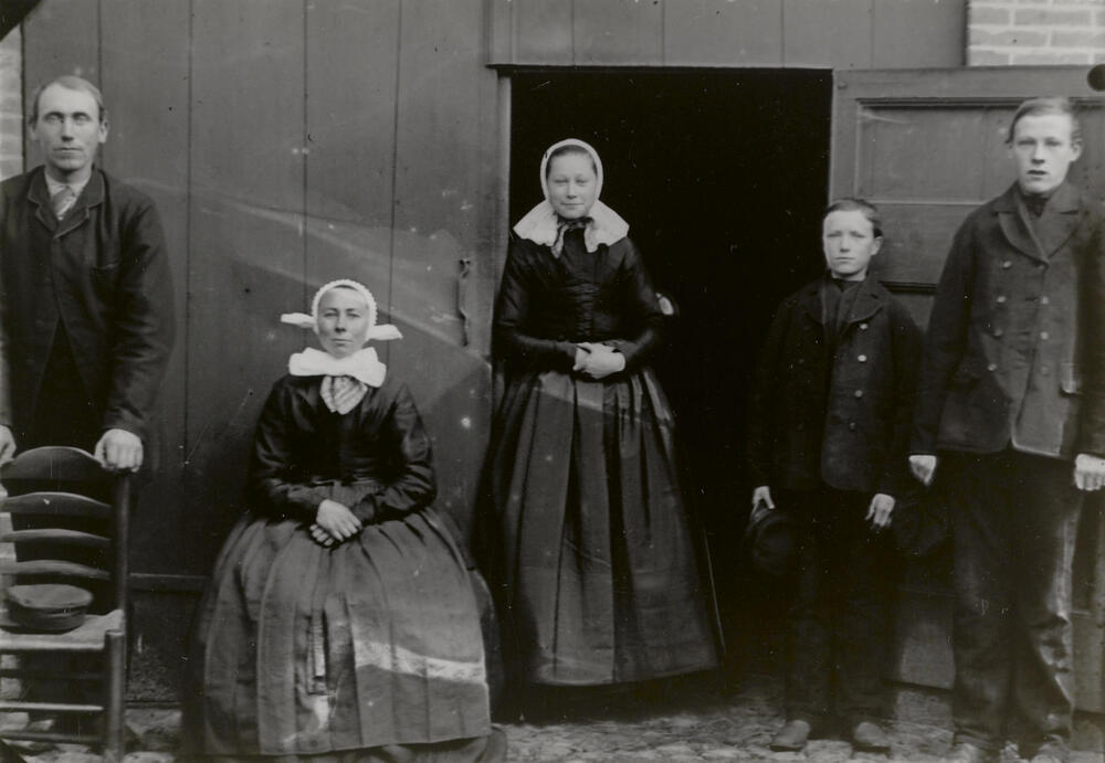 Dienstpersoneel bij een boerderij, Den Ham, 1894