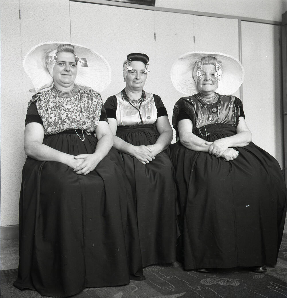 Drie vrouwen in Zeeuwse drachten, Middelburg, 1956