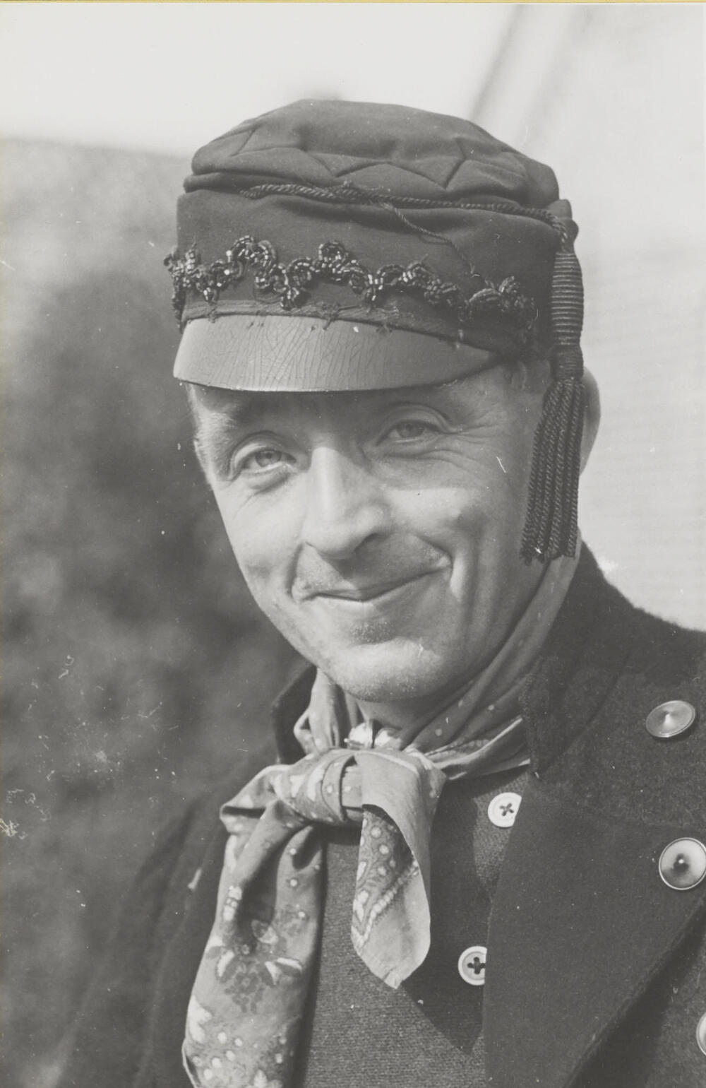 Man verkleed in streekdracht, Huizen, 1945