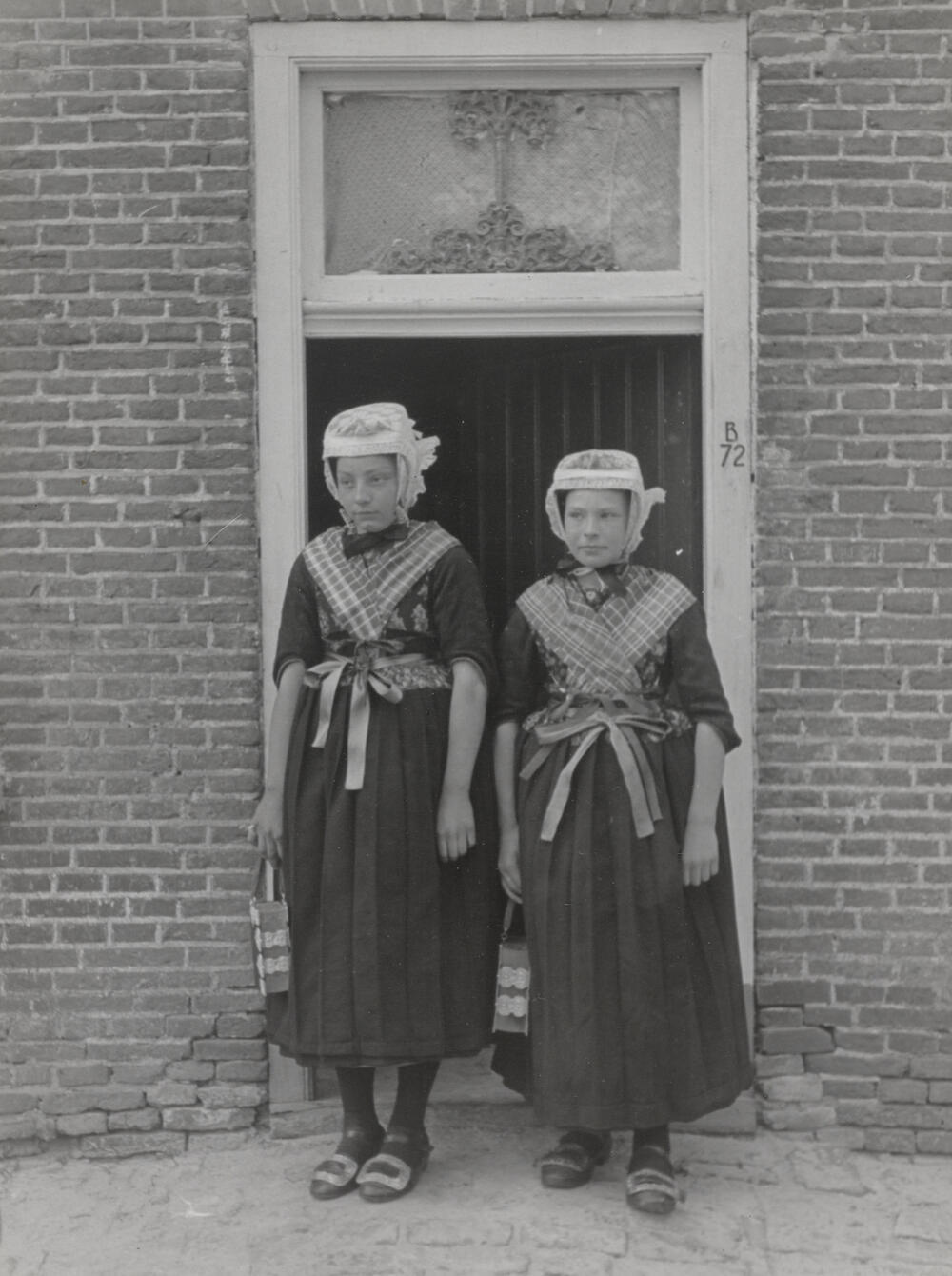 Geertje Hoeve en Hendrikje Hooikammer in kerkdracht, Rouveen, 1944
