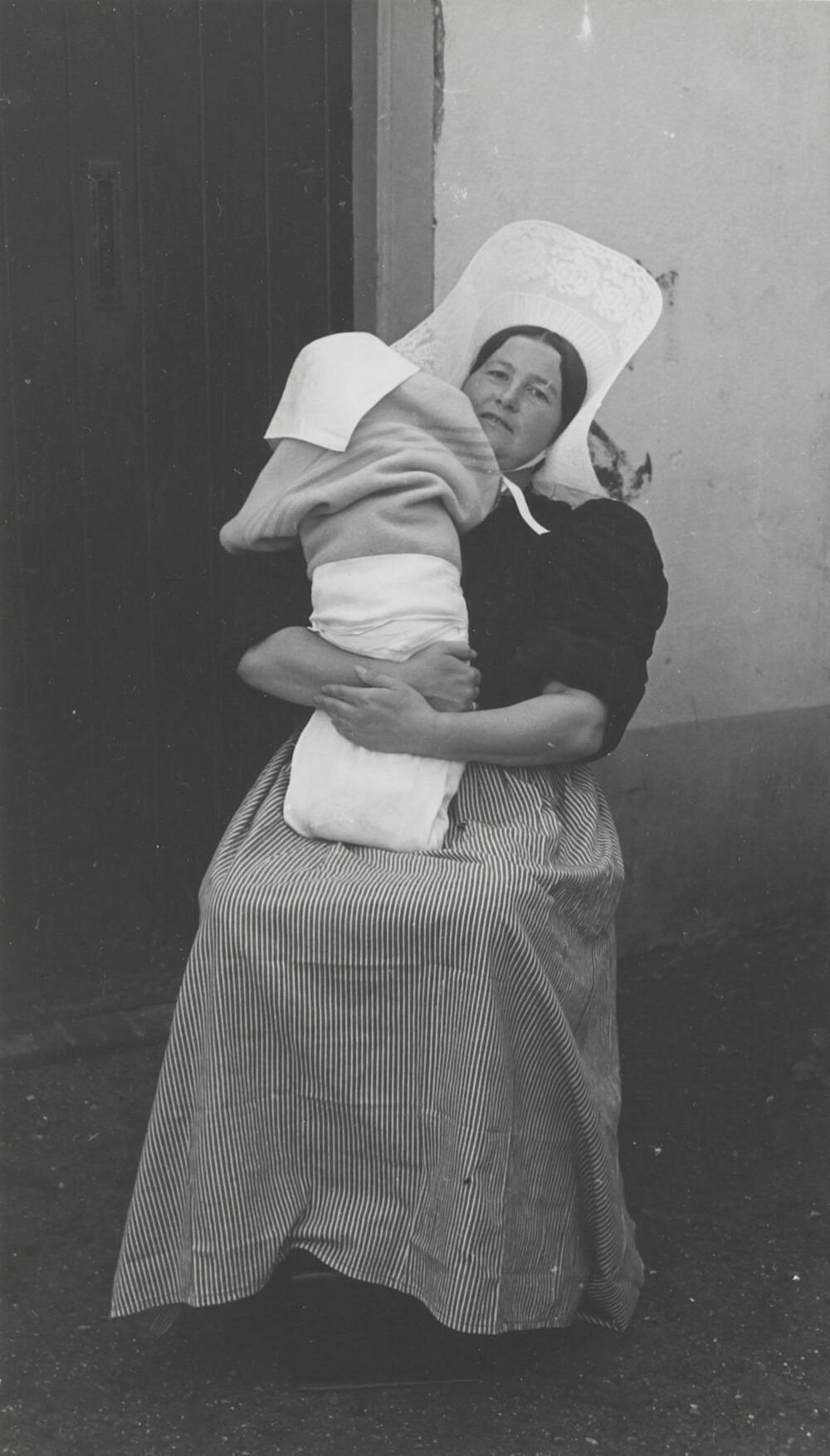 Vrouw en baby in streekdracht, Huizen, 1945