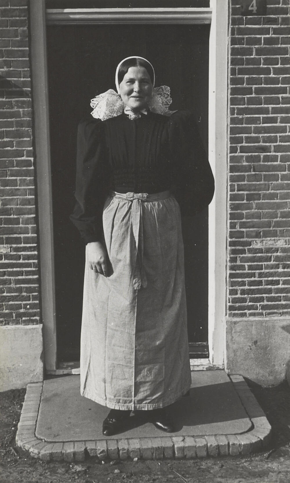 Vrouw in streekdracht, Huizen, 1945