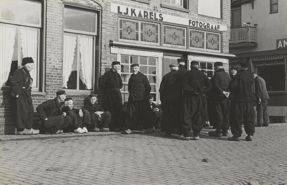 Groep mannen in Volendammer dracht, 1946