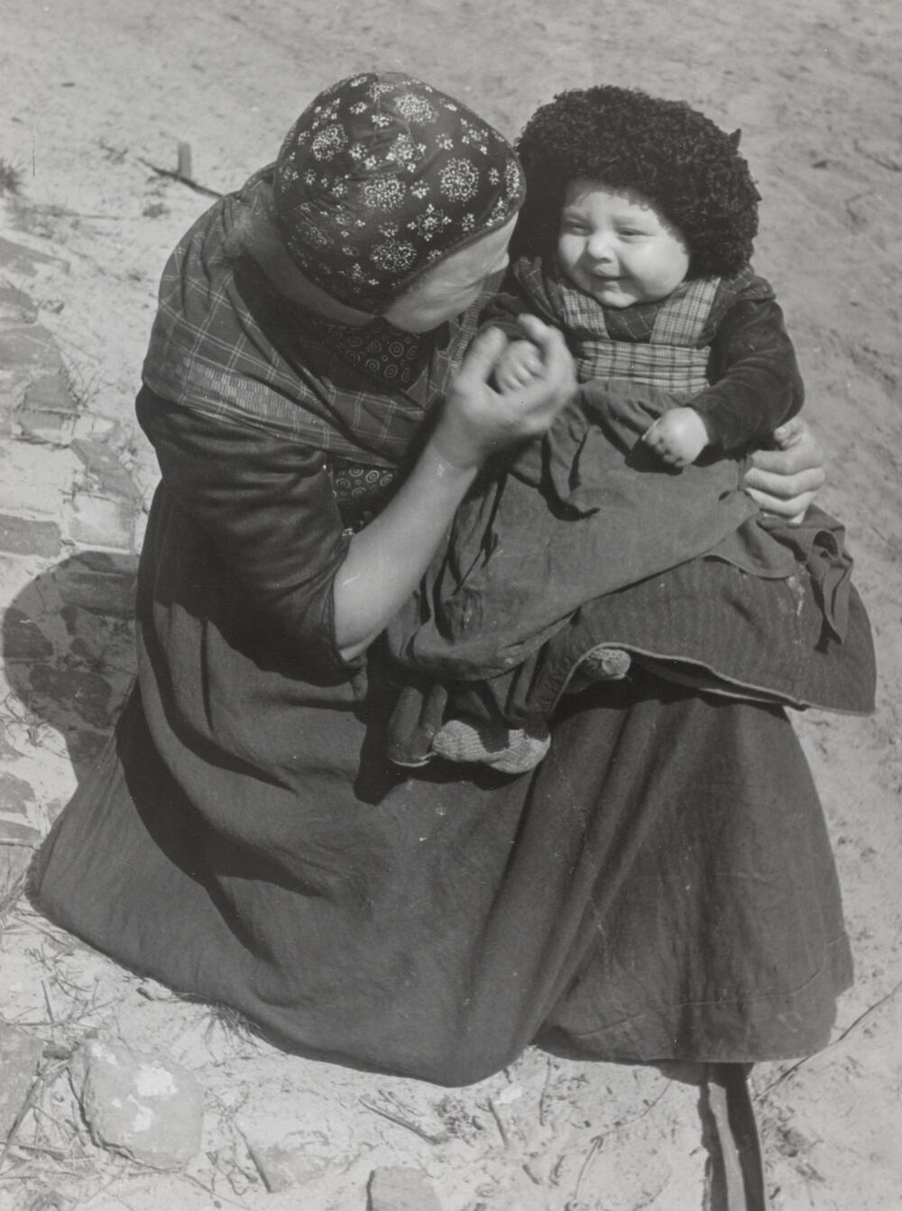 Aaltje Tromp en Rensje Smit in Staphorster dracht, 1944