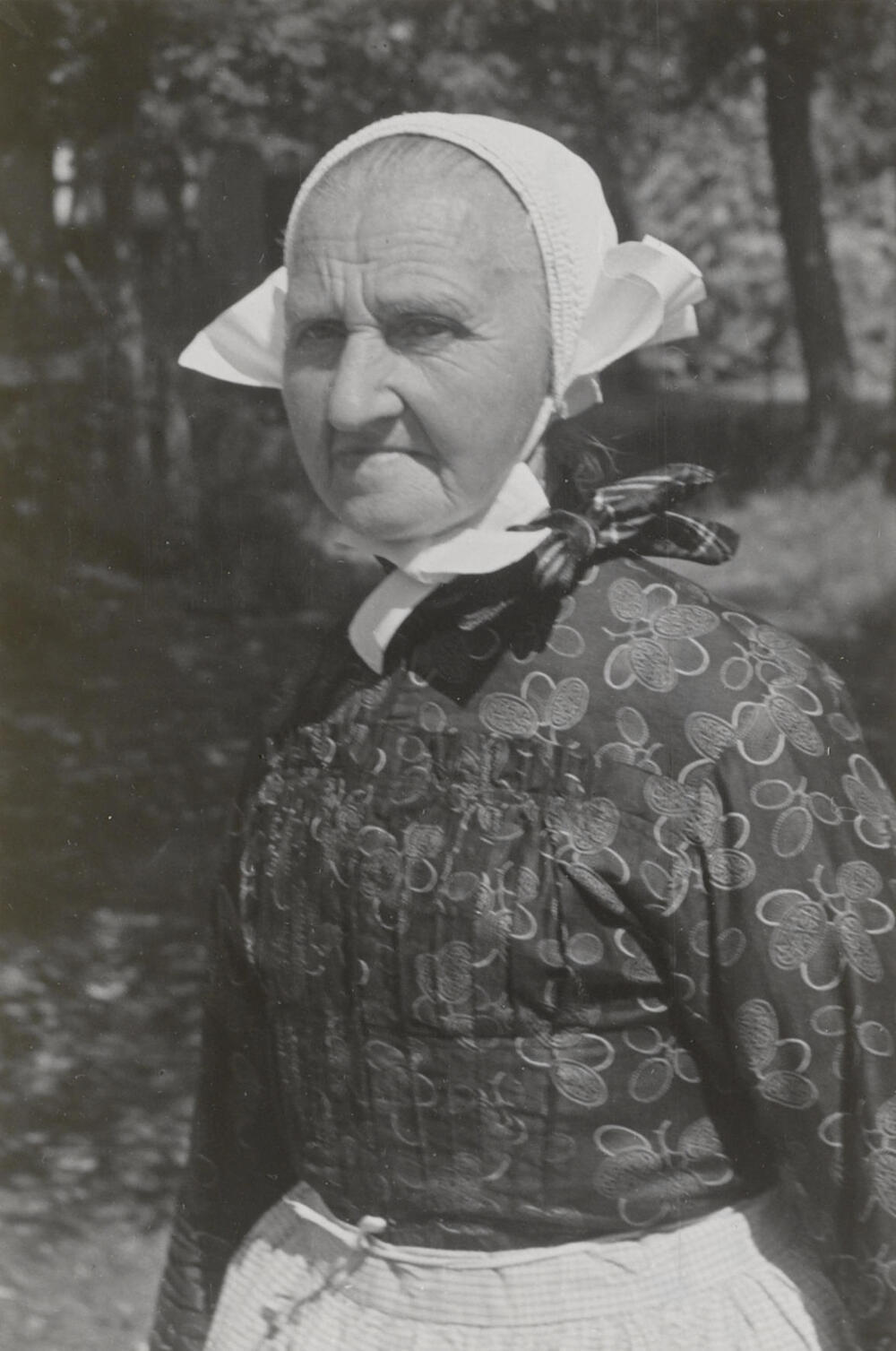 Daatje Post uit Vriezenveen in Sallandse dracht, 1947