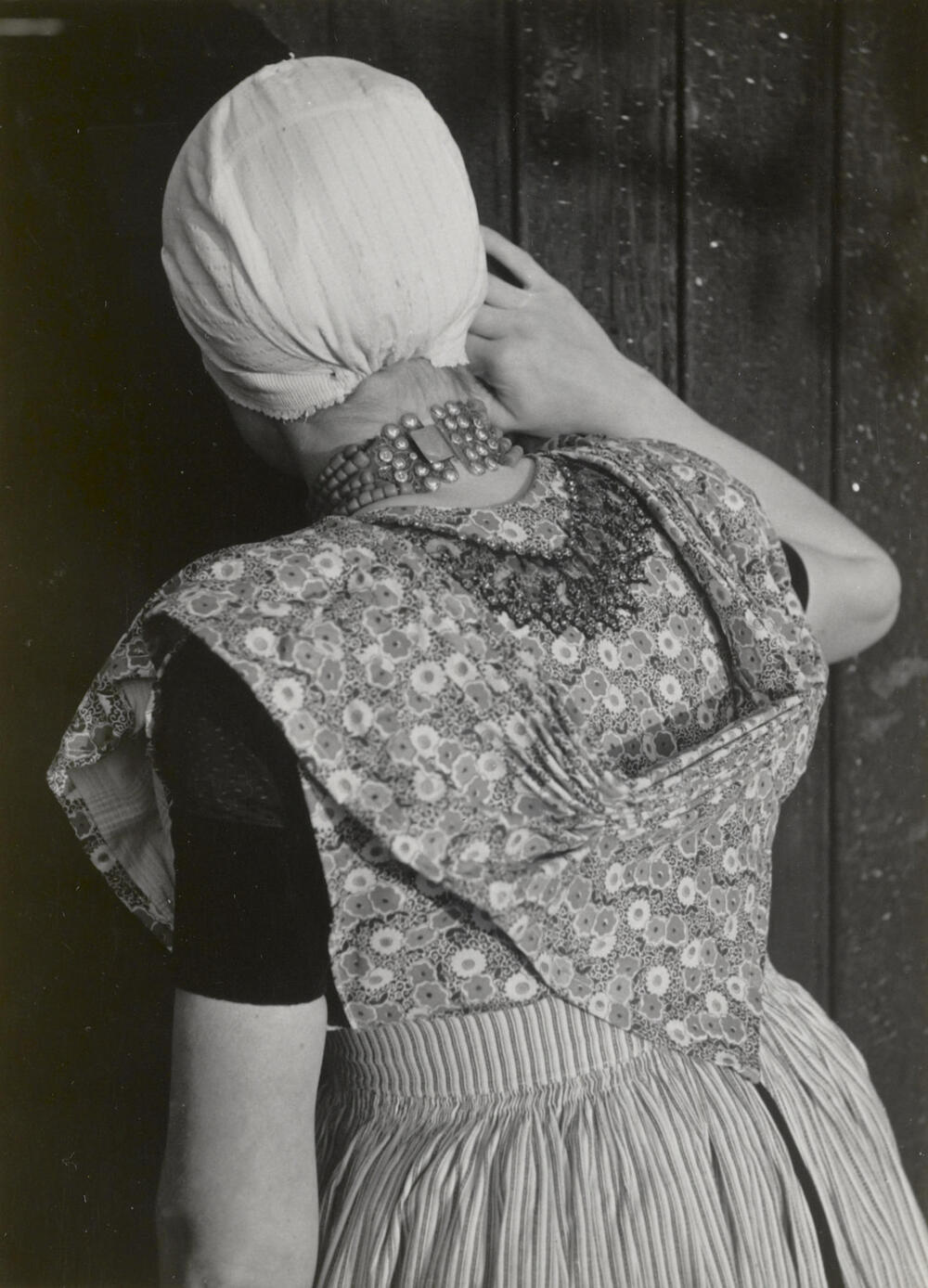 Vrouw in katholieke Zuid-Bevelandse dracht, Ovezande, 1950