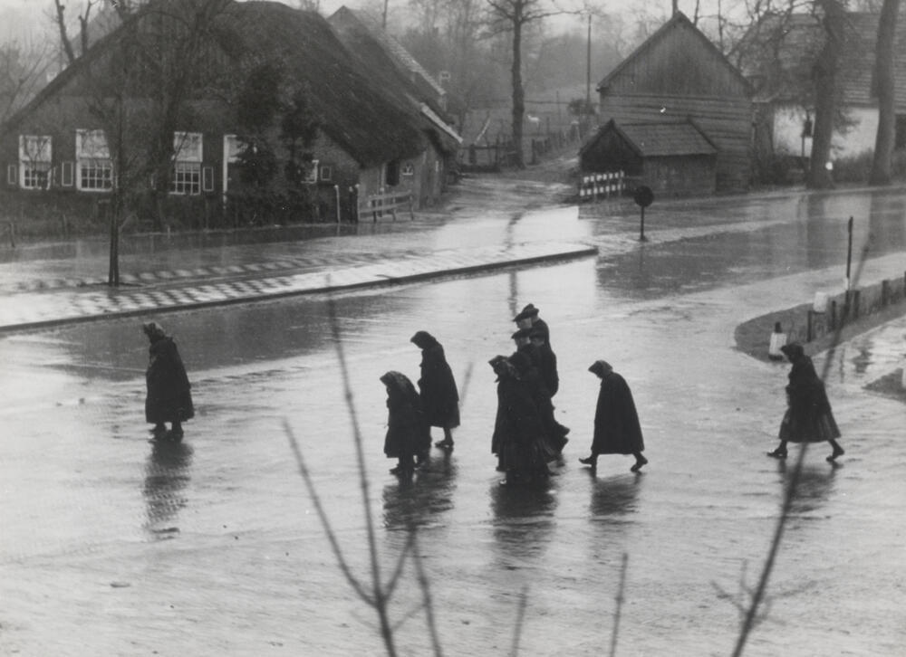 Kerkgangers ter hoogte van 'De Hoek', Staphorst, 1944