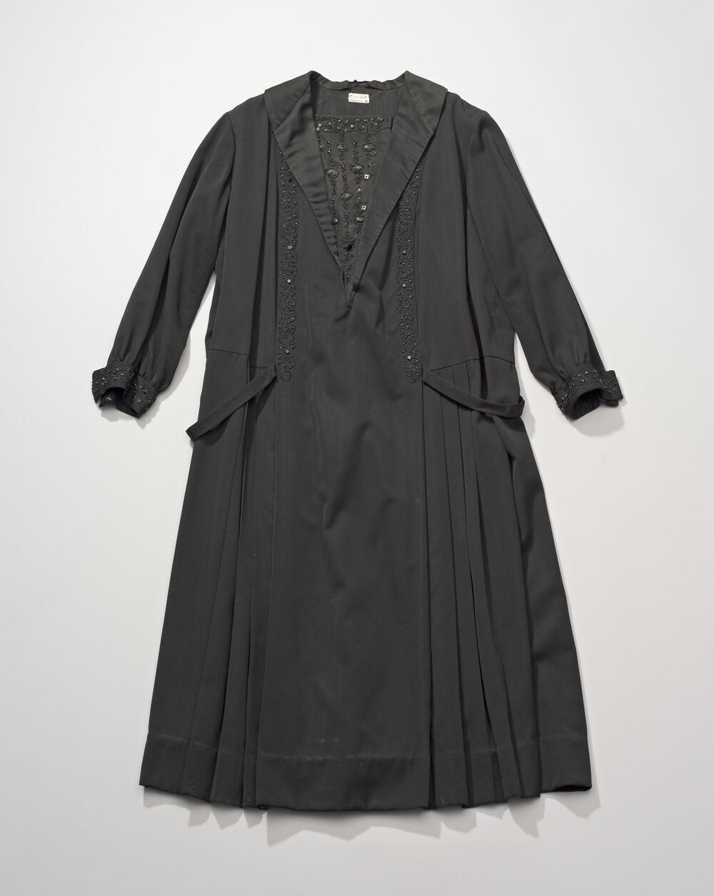 Zwarte japon met versiering van kralen, Drenthe, 1920–1930