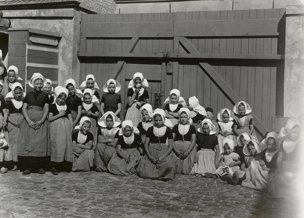 Meisjes in Walcherse streekdracht, 1913–1916